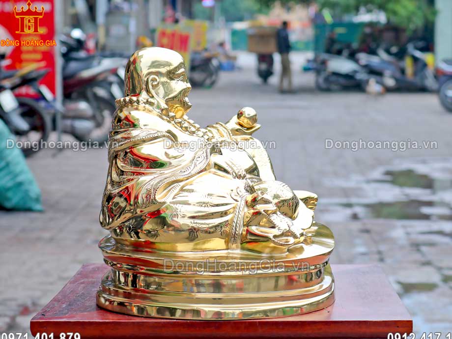 Góc nghiêng của pho tượng Phật Di Lặc ngồi bằng đồng vàng